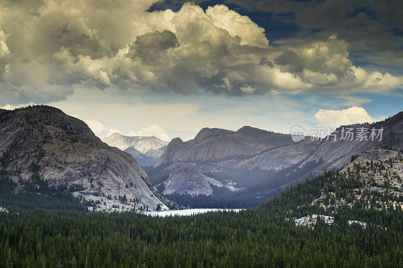 从Yosemite国家公园的Tioga Pass观看